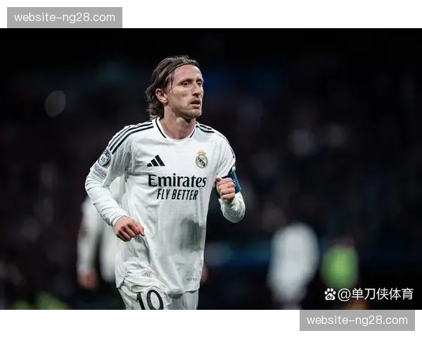 终场哨响，41岁莫德里奇仰面躺倒在伯纳乌草皮