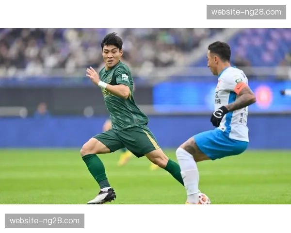 特写:浙江队门将赵博三次神扑后,激动捶地怒吼。