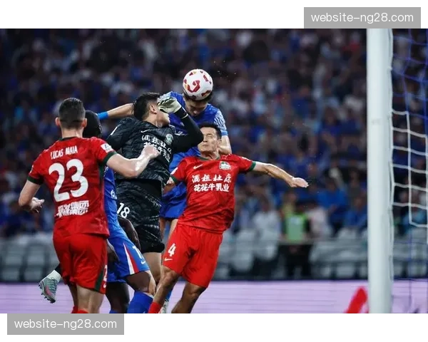 中超俱乐部开放日，上海申花梯队小将与社区足球爱好者同场竞技