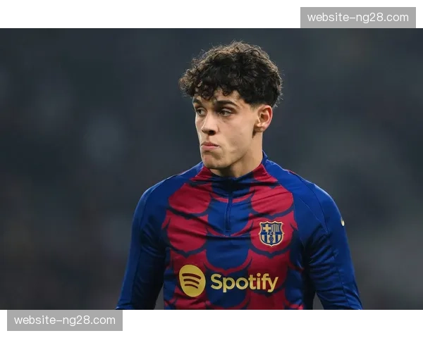 巴萨16岁小将阿杰伊在比赛中撞上球场外围墙，手腕骨折